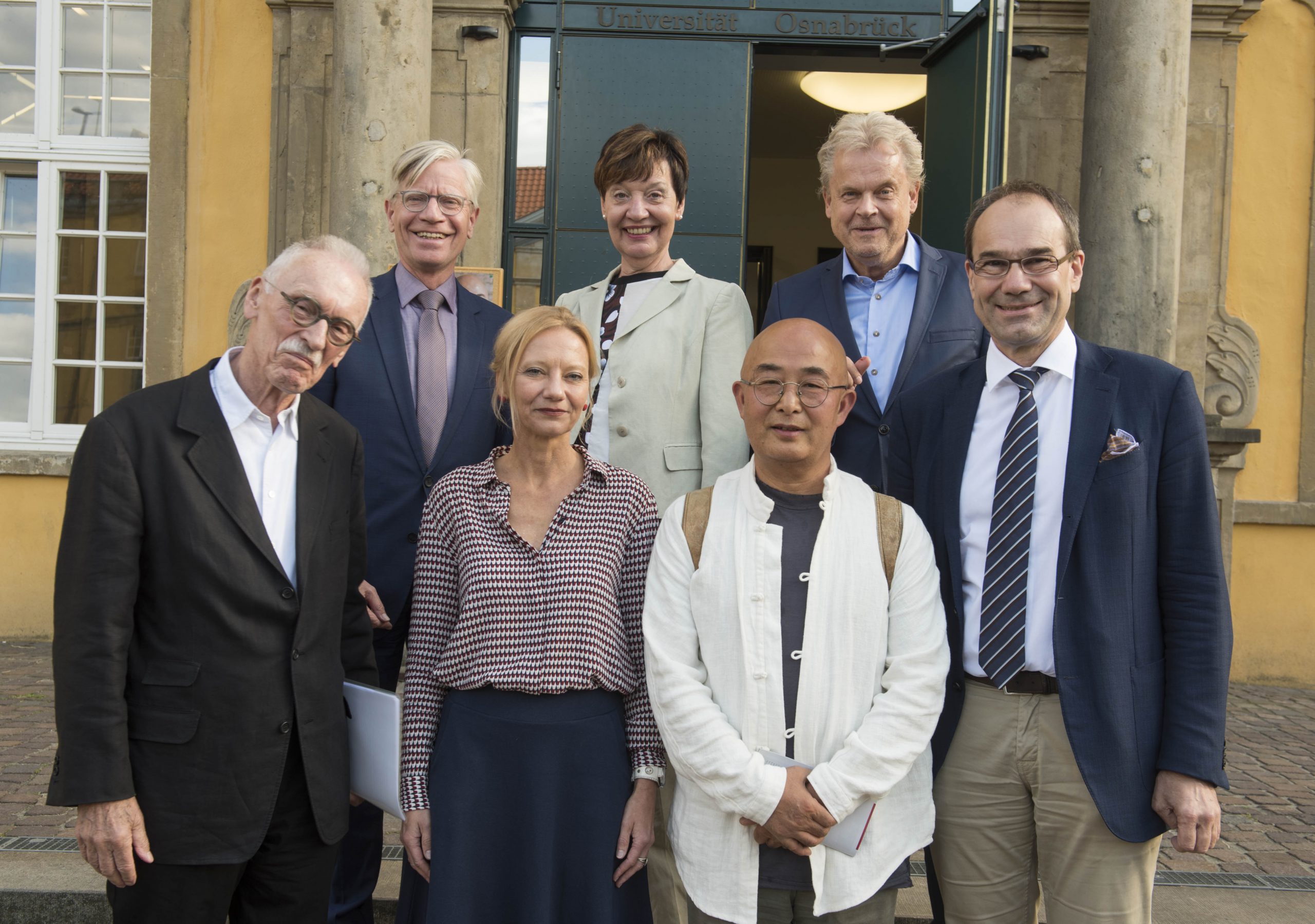 Gruppenfoto vor dem Schloss